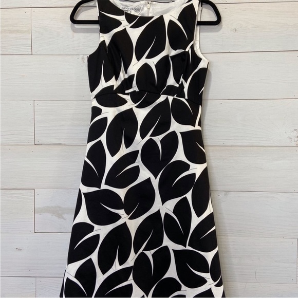 Maggy London size 4 black & white sleeveless dress - Picture 2 of 3
